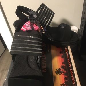 New in box sketchers sandals